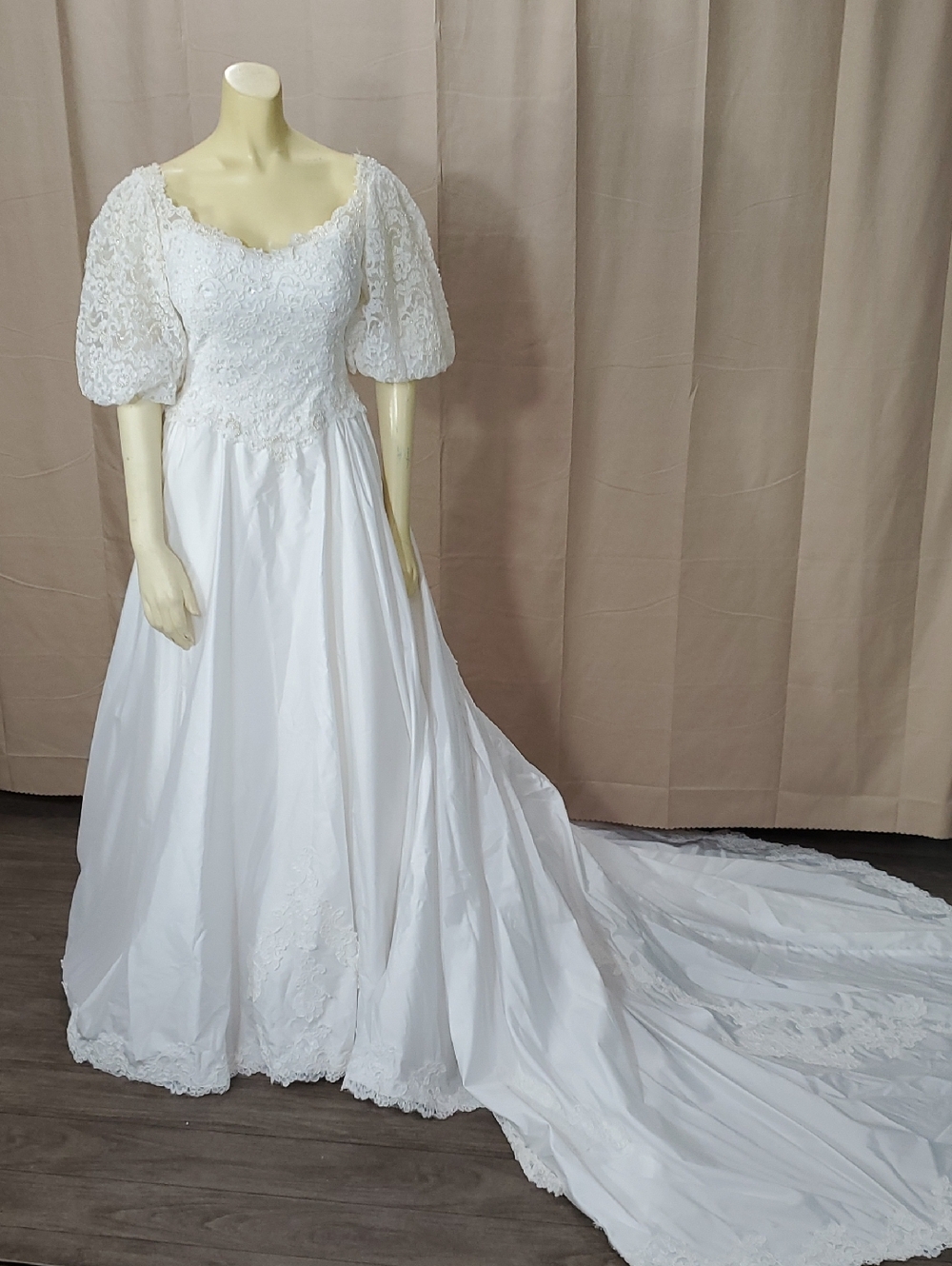 Vintage Classic White Lace Bridal Gown with Puff Sleeves and Long Train.